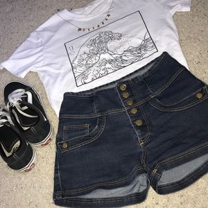 High-waisted jean short